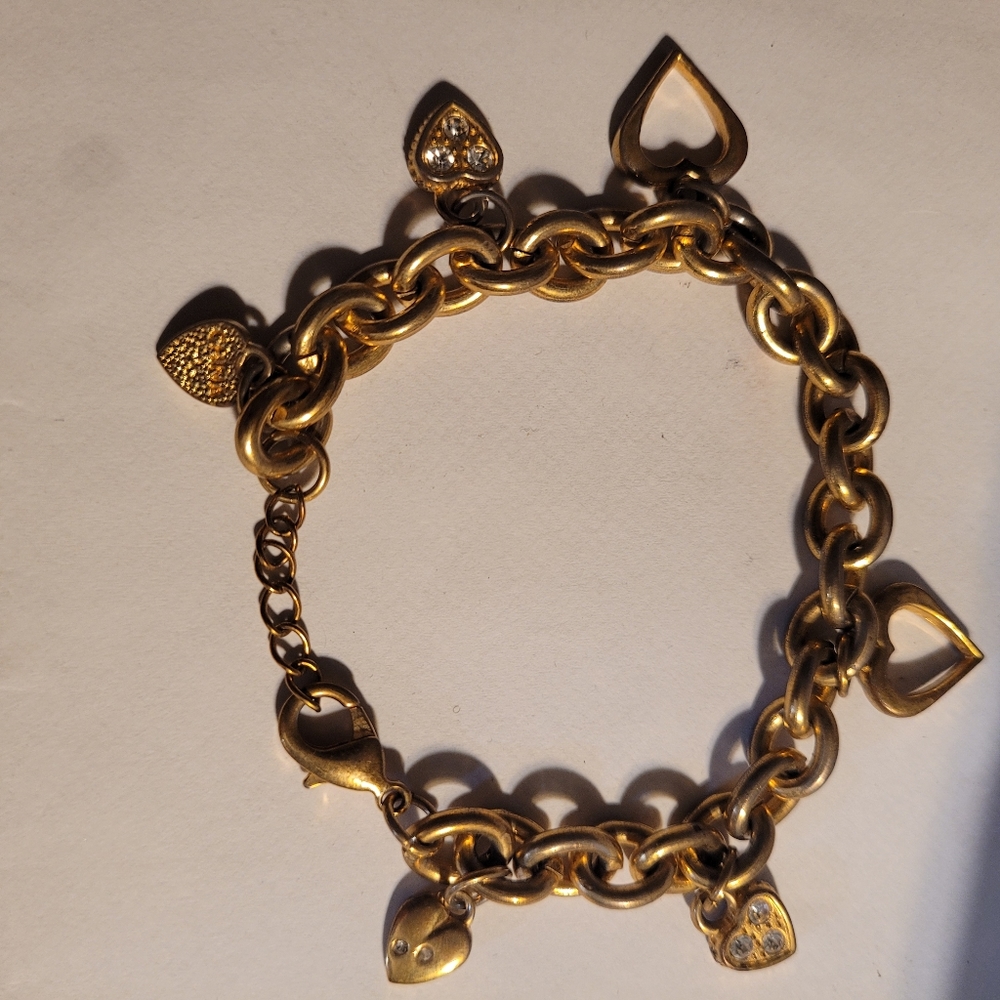 Charm braclet with little dangling hearts